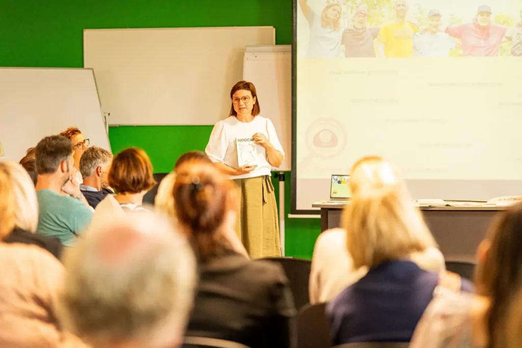 Vrouw die uitleg geeft aan een publiek in een klaslokaal