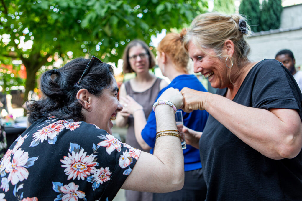 Twee vrouwen die elkaar een vuistje geven