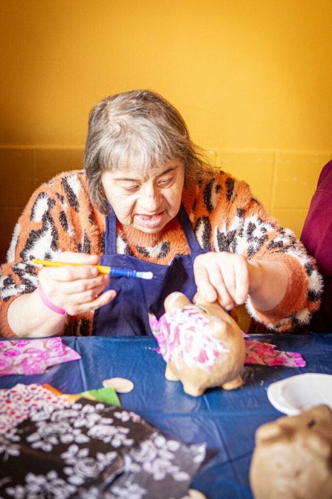 Vrouw die spaarvarkentje schildert